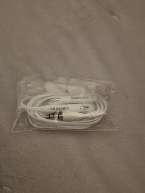 Samsung White Wired Earbuds with Inline Microphone Samsung EO-EG920LW GH59-1438A